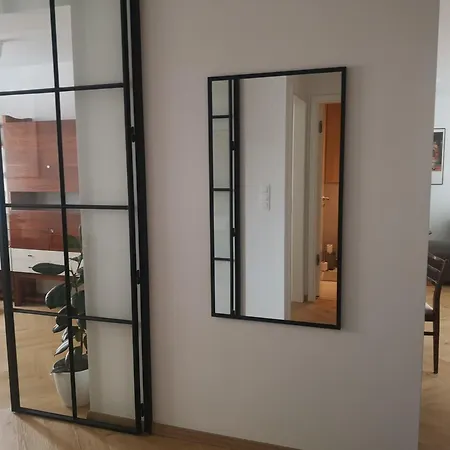 Beautiful New In Old Town Near Train Station - Free Parking Apartment *