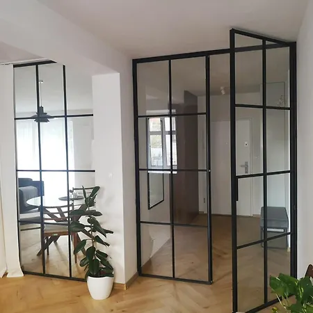 Beautiful New In Old Town Near Train Station - Free Parking Apartment