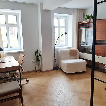 Beautiful New In Old Town Near Train Station - Free Parking Apartment *