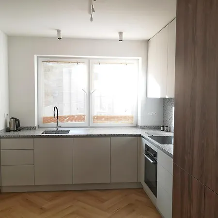 Apartment Beautiful New In Old Town Near Train Station - Free Parking