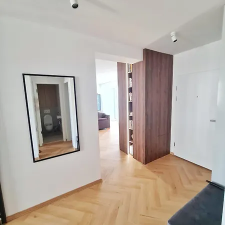 Apartment Beautiful New In Old Town Near Train Station - Free Parking