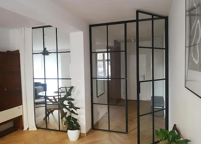 Beautiful New In Old Town Near Train Station - Free Parking Apartment