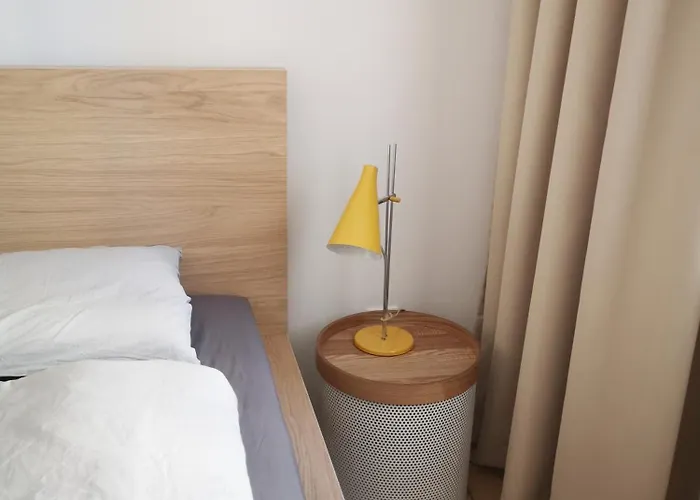 Beautiful New In Old Town Near Train Station - Free Parking