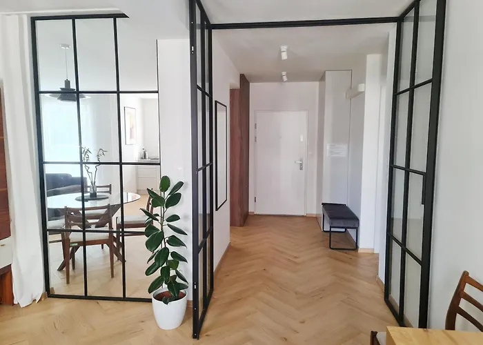Apartment Beautiful New In Old Town Near Train Station - Free Parking *