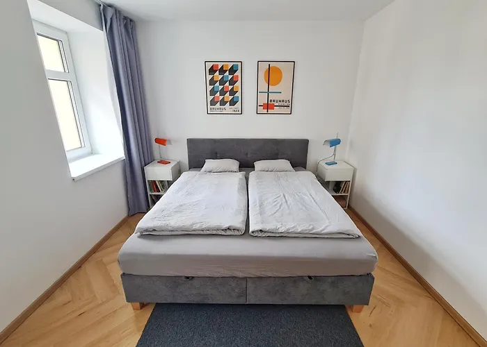 Beautiful New In Old Town Near Train Station - Free Parking *